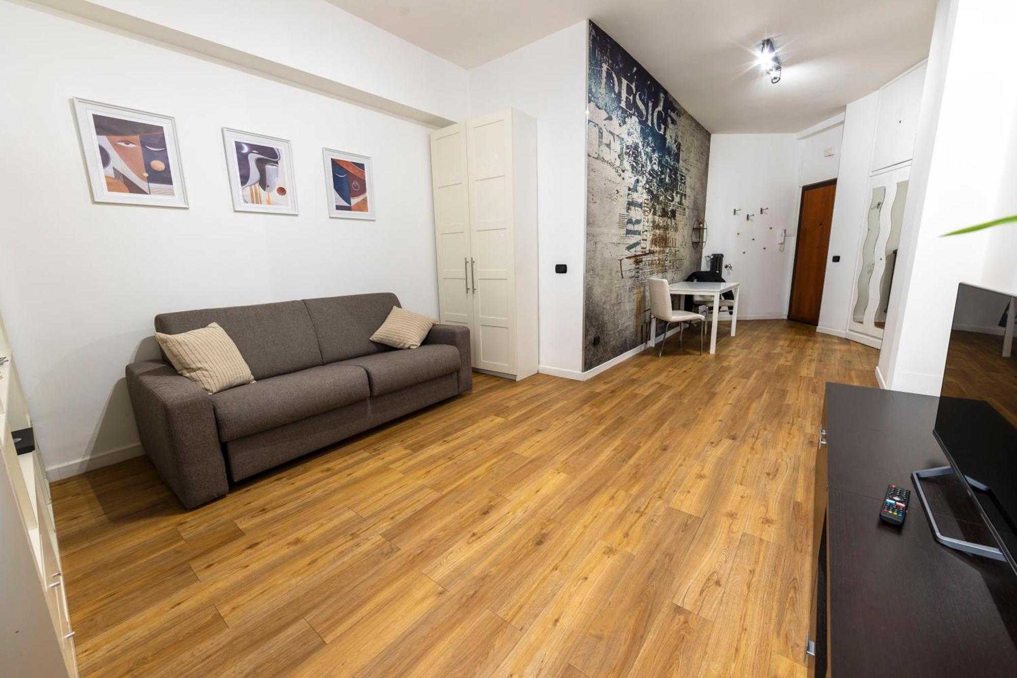 Liu Tiburtina In Apartment *